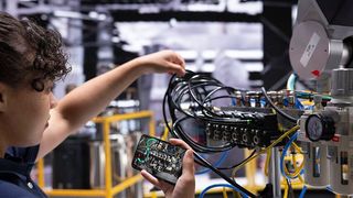 Wie bereits im Rahmen der letzten Hannover Messe, bringt Microsoft auch diesmal einen neuen KI-Assistenten für die Belange der Industrie heraus. Das Sofwareunternehmen empfiehlt dabei, diesen möglichst rasch breitflächig einzusetzen, damit Deutschland am Ball bleiben kann. (Bild: Microsoft)