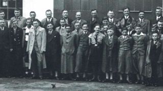 Carl Kaeser Junior begann im Juni 1919 in einer kleinen Werkstatt im Hahnweg in Coburg mit acht Mitarbeitern und zwei Auszubildenden Ersatzteile und Motoren für Automobile zu fertigen. (Kaeser Kompressoren)