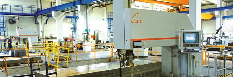 Der Bau- und Werkzeugstahl-Spezialist JKZ Bučovice setzt zum Bearbeiten großer und schwerer Werkstücke auf zwei vollautomatische Blockbandsägemaschinen vom Typ Kasto bbs A 3x20.