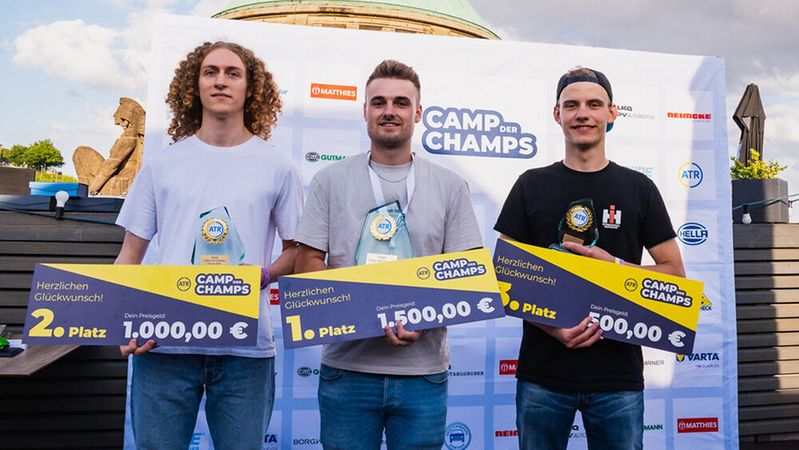 Die drei Topplatzierten beim Finale des Camp der Champs: (v. li.) Theo Brüning von der Teamay GmbH in Stade, Johannes Renner von Auto Zimmermann in Gerstetten und Jannis Carstesen von Stünkel OHG Kfz Service in Fintel(Bild:  ATR)