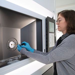 Im Labor: Dr. Sheri Singerling führt einen Probenträger in das Transmissionselektronenmikroskop (TEM) des Schwiete Cosmo-Lab ein.(Bild:  Uwe Dettmar für Goethe-Universität)