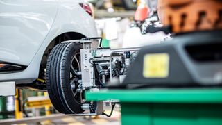 Renault will in seinen Fabriken künftig keinen Abfall mehr produzieren, sondern Wertstoffe und ganze Fahrzeuge aufbereiten und wiederverwerten. (Bild: Renault)