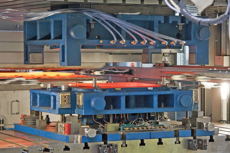 Um Leichtbaustrategien erfolgreich umsetzen zu können, sind neue und geeignete Werkzeuglösungen für das Umformen erforderlich. (Bild: IWU)