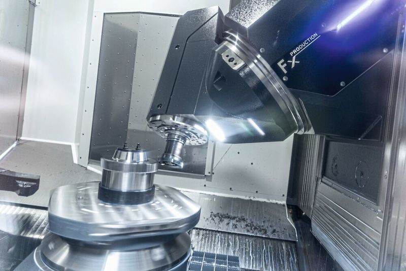 Dank dem schnell drehenden Rundtisch mutiert das fünfachsige Fräs-Dreh-Zentrum Heller F 6000 einfach zu einer Vertikaldrehmaschine, die Bauteile bis zu 1000 Millimeter Durchmesser bearbeiten kann. Mit der integrierten Verzahnungsoption Power-Skiving kann Lingenhöle zudem nahezu jede Zahnform anbringen.  (Bild: Heller)