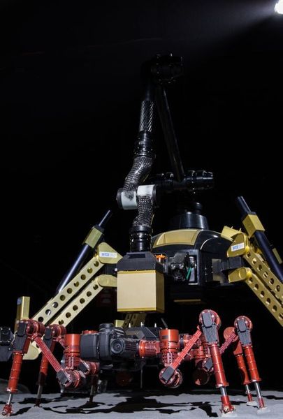 … und auf CREX übertragen. So kann beispielsweise die Laufzeit des Roboters durch einen zusätzlichen Akku verlängert werden. (DFKI GmbH/Florian Cordes)