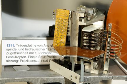 1961: IBM 1311 Zugriffsmechanismus. Die IBM 1311 war die Festplatte für das legendäre IBM System 1401, das im Herbst seinen 50. Geburtstag feiern wird. 
 (Archiv: Vogel Business Media)