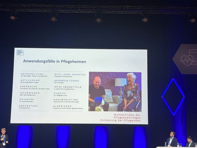 Bei Pflegeheimbewohnern ist der „kleine Kerle“ als Gersprächspartner beliebt, wie Toussant berichtete. Die Roboter bekommen eigene Namen – und nicht selten neue Mützchen gestrickt. (Bild: Nicola Hauptmann)