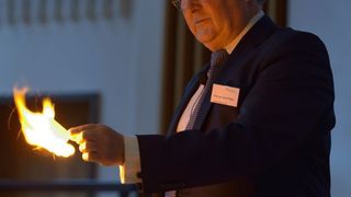 Prof. David Philips, emeritierter Professor für Physikalische Chemie am Imperial College London und Alt-Präsident der Royal Society of Chemistry, beschrieb in seinem mit Live-Experimenten gespickten Vortrag, wie Chemie einen wichtigen Beitrag zu Wohlstand, Gesundheit und Nachhaltigkeit liefern kann. (Bild: Spectaris)