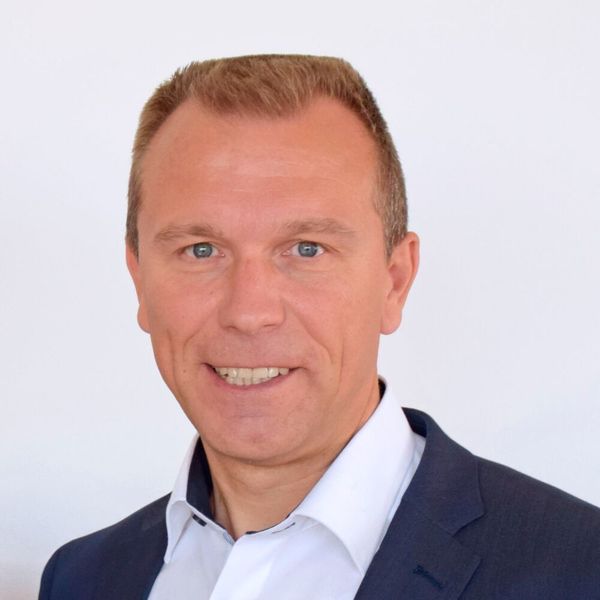 Roland Wagner, 3S-Smart Software Solutions GmbH: „Immer mehr Maschinenapplikationen werden sukzessive so komplex, dass Techniker oder Ingenieure sie mit deren informationstechnischem Verständnis kaum noch sinnvoll programmieren können.“ (§S-Smart Software Solutions)