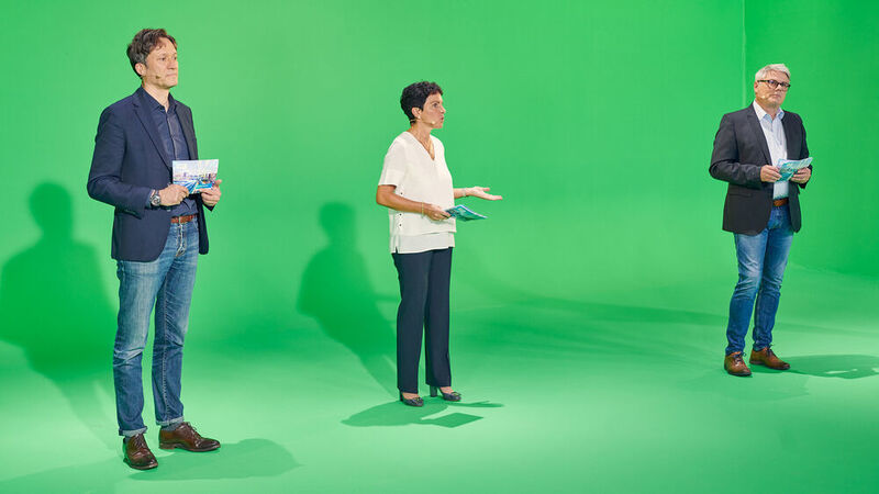 Präsentation vor dem Greenscreen: Die CEOs Michael Peter und Sabrina Soussan (v.l.) und CFO Karl Blaim beim Live-Streaming im Hybrid Studio.  (hl-studios)