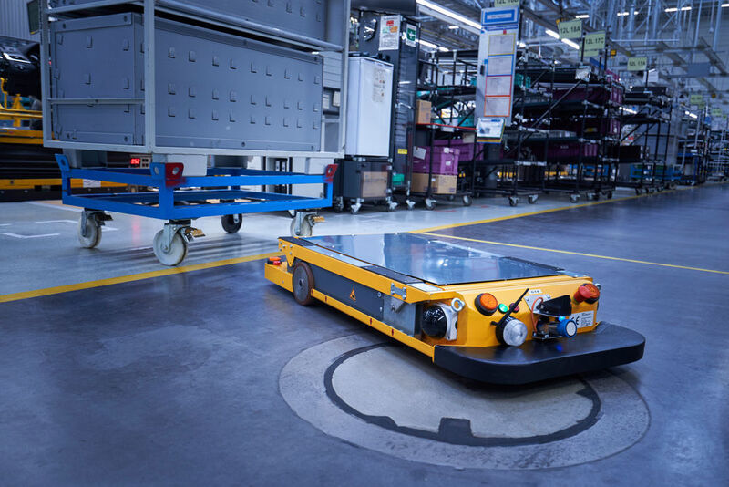 Der „Smart Transport Robot“ bewegt Rollcontainer und entstand schon 2015 gemeinsam mit dem Fraunhofer-Institut für Materialfluss und Logistik IML. Das Bild zeigt die zweite Generation des Roboters. Er plant seine Routen selbstständig und bewegt sich frei im Raum.  (BMW)