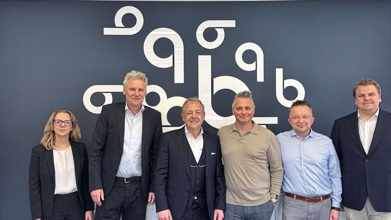 Betzemeier hat den Software- und IT-Anbieter Midata übernommen. Im Bild (v. l.): Anna-Lena Betzemeier, Christoph Reuter (MCE Bank), Clemens Betzemeier, Marco Christ (MCE Bank), Björn Hippmann (Midata) und Maximilian Betzemeier.(Bild:  MCE Bank)