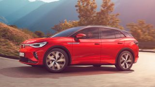 Der VW ID 4 GTX rollt mit einer Leistung von 220 kW (299 PS) an. (Volkswagen)