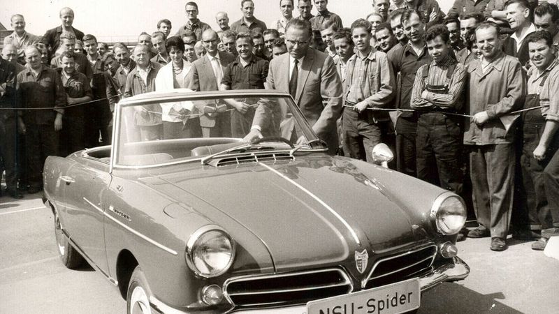 Dr. Gerd Stieler von Heydekampf, der damalige Vorstandsvorsitzende des NSU, präsentiert den Mitarbeitern den NSU Wankel Spider. Der Applaus ist groß – die Erwartungen sind es ebenfalls. Doch mit gerade einmal 2.375 gebauten Exemplaren wird der kleine Sportwagen alles andere als ein wirtschaftlicher Erfolg. (Bild: Audi AG)