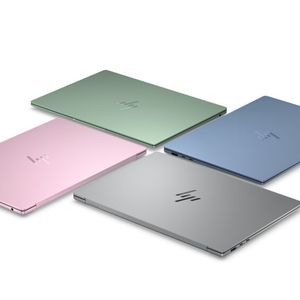 HP bietet das Omnibook 5 in vier Farben an: Smoke Silver, Starlit Blue, Peony Pink und Soft Honeydew. (Bild: HP)