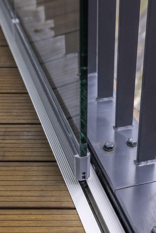 Detail der  barrierefreien Bodenschiene mit 15 Millimeter starker ESG-Verglasung und polierten Glaskanten.(Bild:  Daniel Sumesgutner für Solarlux GmbH)