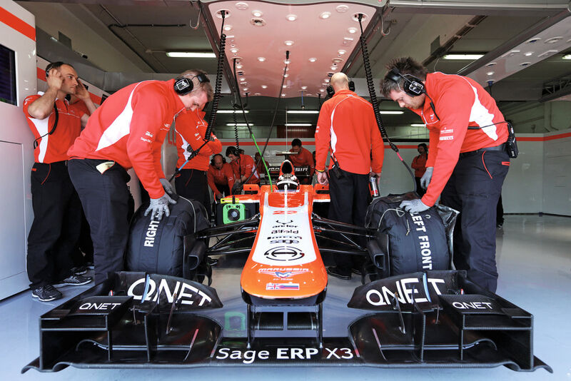 Dies ist nur ein Bruchteil des Teams, das in der Garage den Wagen überprüft. 70 Mitarbeiter sind während der Rennen im Einsatz. (Bild: Sage Software GmbH)