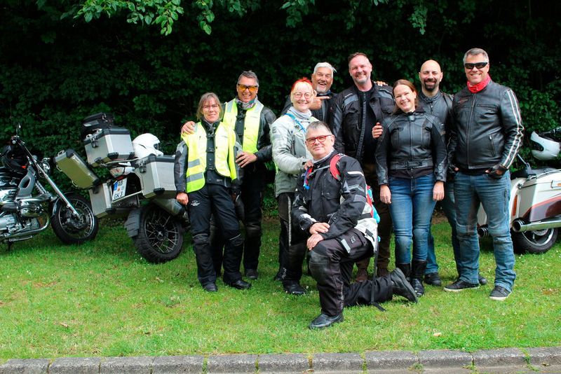 Gruppe Spätburgunder (v. l.) Sabine und Helmut Kaitz, Claudia und Günther Knoll, Andreas Albiez, René Claus, Hannah Lamotte, Alin Manta und Olaf von Heyer (Bild: Vogel IT-Medien GmbH et al.)