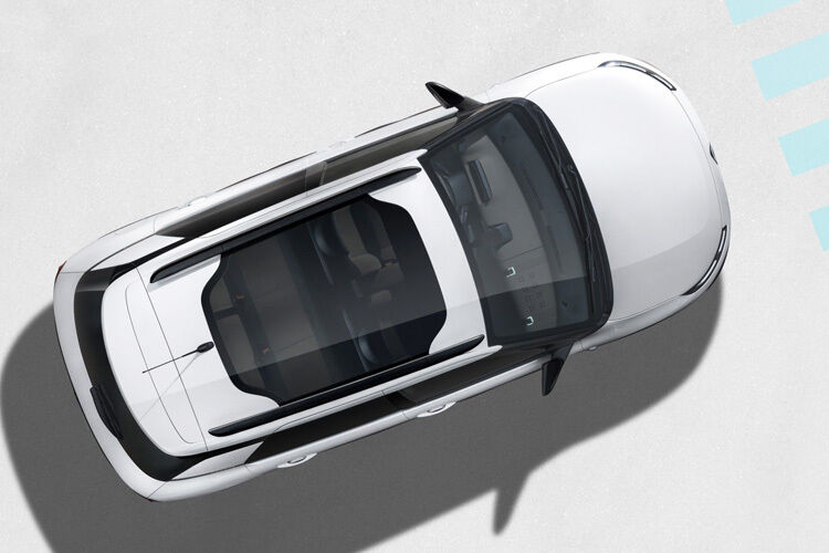 Serienmäßig rollt das Auto mit einem Glasdach vor, das hohen Wärmeschutz bietet und den Innenraum erhellt.  (Foto: Citroën)