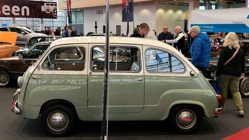 Sechs Personen befördern auf nur gut 3,50 Metern Länge? Der Fiat 600 Multipla zeigt, dass es geht. (Bild: Rosenow – »kfz-betrieb«)