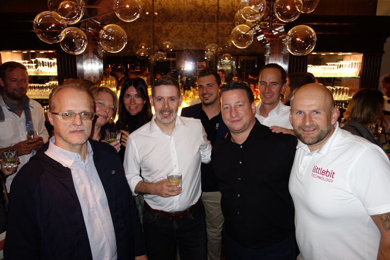 (l.) Patrick Matzinger und sein Team feiern auf eine erfolgreiche IFA. (Bild: IT-BUSINESS)
