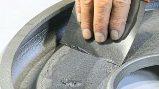 Mit dem Zweikomponenten-Reaktionsharzsystem Ultrametal lassen sich Reparaturen an Metallteilen aus Aluminium, Bronze, Stahl und Eisen ausführen. (Diamant Metallplastic)
