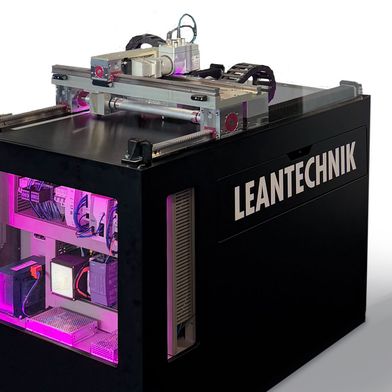 Auf der interpack 2026 präsentierte LEANTECHNIK seinen neuen Kreuztisch für die Verpackungsindustrie.
 (Bild: LEANTECHNIK AG)