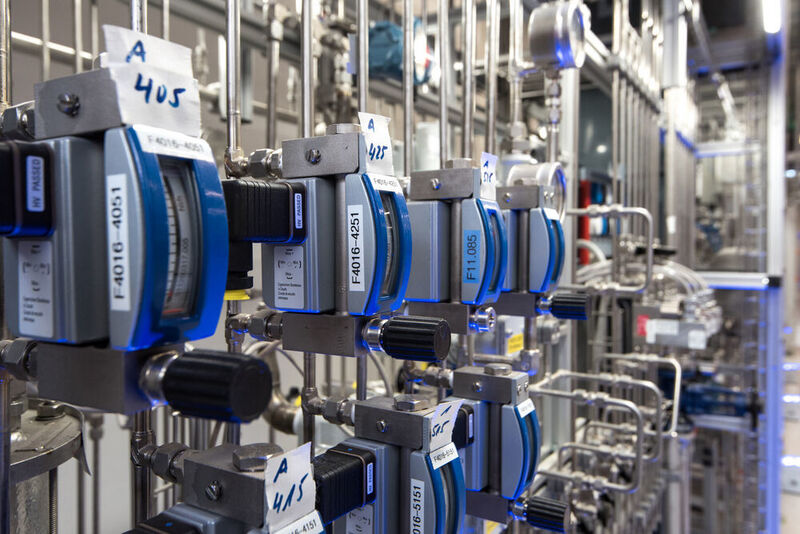 Im neuen Technikum stehen hochautomatisierte Versuchsanlagen zur effizienten Verfahrensentwicklung und zum Testen neuer Prozess-Katalysatoren zur Verfügung. (BASF)