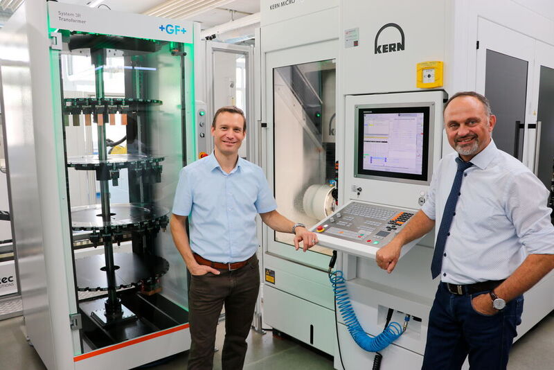 Daniel Wild (left), CTO at W&K, is not only convinced of Kern’s technology – at least as important for him is the cooperation with Sales Manager Stephan Zeller (right) and all other Kern employees.  (Kern Microtechnik)