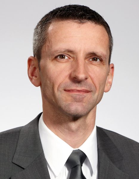 „Weil wir einen großen Teil unserer Werkzeuge, mit denen wir produzieren, selbst herstellen, müssen wir die Abläufe insgesamt optimieren, um die Werkzeuge und auch das Rohmaterial produktionsnah zur Verfügung stellen zu können“, erklärt Matthias Ernst, Geschäftsführer von Ernst Umformtechnik. (Bild: Ernst Umformtechnik)