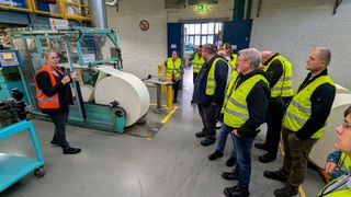 Christine Kreupaintner, Specialist Visitor Support, führte die Teilnehmer der „Backstage bei...“-Teilnehmer durch das Mann+Hummel-Werk in Marklkofen und fütterte sie mit jeder Menge interessanter Informationen in Sachen Herstellung von Filtern. (Bild: Dominsky – VCG)