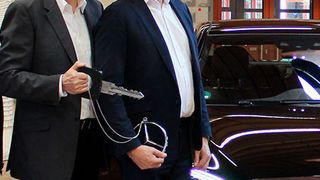 Premium: Volker Speck (re.), Geschäftsführer des Autohauses Kestenholz, und Rainer Botsch, Geschäftsführer der Handwerkskammer Freiburg, bei der Fahrzeugübergabe.  (Kestenholz)