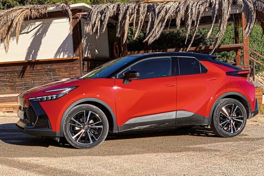 Der neue Toyota C-HR fällt wieder durch seine vielen Ecken und Kanten auf.(Bild:  Schmidt - VCG)