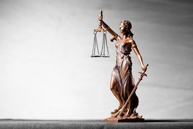 Bürokratiemonster Deutschland? Ja, sagen zumindest die befragten Unternehmen und bewerten den Standortfaktor „Regulatorische Rahmenbedingungen“ mit einer glatten Note: 4,0.  (Bild: Kaspars Grinvalds - stock.adobe.com)