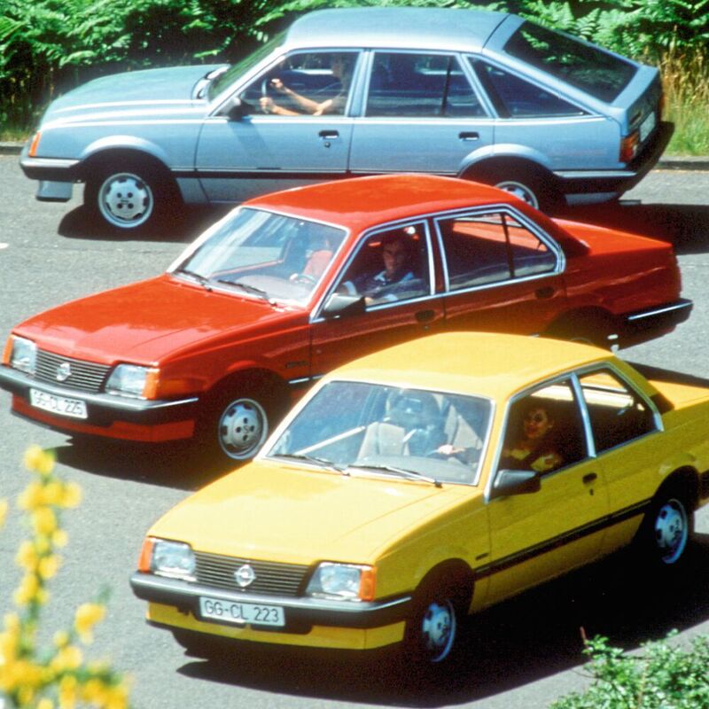 Der Ascona, im Bild die Karosserie-Varianten der dritten Generation ab 1981, bescherte Opel über Jahre Verkaufserfolge.