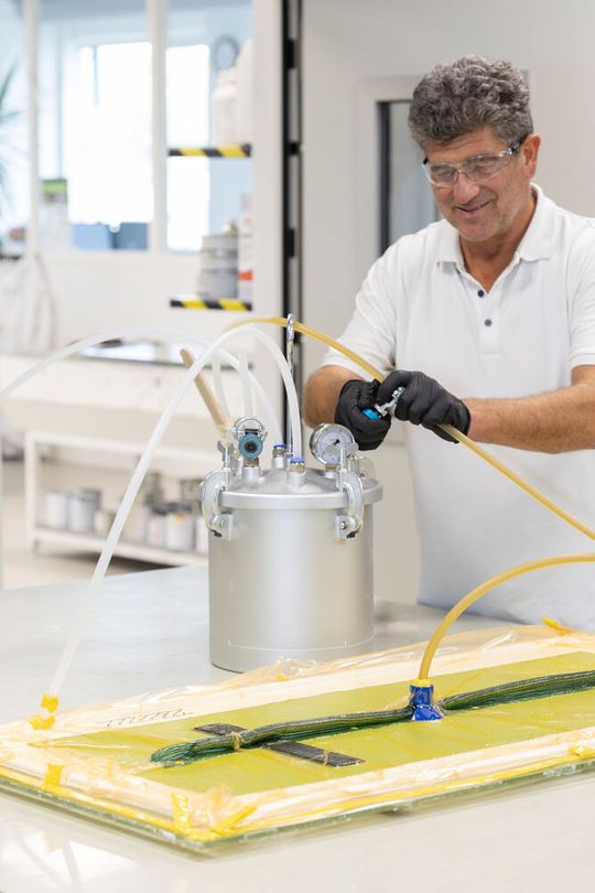 The system consists of the conductive Büfa-Tooling Conductive Gelcoat, the 1.-Layer Resin Büfa-Resin VE 0910 and the low-profile tooling resin Büfa-Resin VE 7100. (Source:  Simone Ahlers/ Büfa)