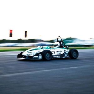 Ein Studententeam aus Stuttgart stellte mit dem selbst konstruierten E-Rennwagen einen neuen Weltrekord auf: von 0 auf 100 km/h in 1,779 Sekunden.