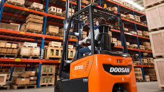 Doosan Industrial Vehicle (DIV) hat seine Ersatzteilversorgung von Belgien nach Halle verlagert. Lesen Sie hier, warum man sich dazu entschlossen hat und welche Vorteile sich für den Kundenkreis daraus ergeben. (Bild: DIV)