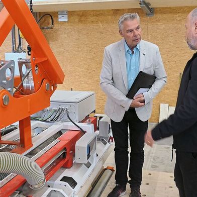 Beat Meili, Geschäftsführer der Sigmatek Schweiz AG im Gespräch mit Michel Alder. (Bild: Lion Communication)