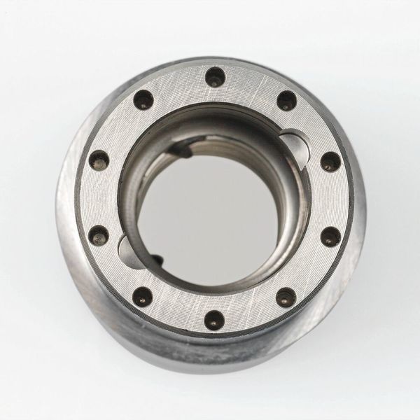 Eine besondere Herausforderung: Auf die Stirnseite der Kugelgewindemuttern mussten 10 höchst genaue Bohrungen (ø 1,52 mm) eingebracht werden. (Eichenberger)