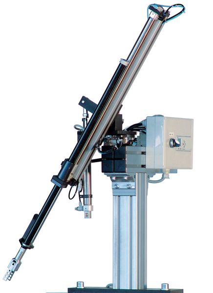 Automatisierung der Aufbereitung: Auf seinem Fakuma-Messestand zeigt Getecha, wie der  Angusspicker GETpick 700 eine RotoSchneider Mühle RS 1615 mit Angüssen aus dem Spritzguss beschickt. (Bild: Getecha)