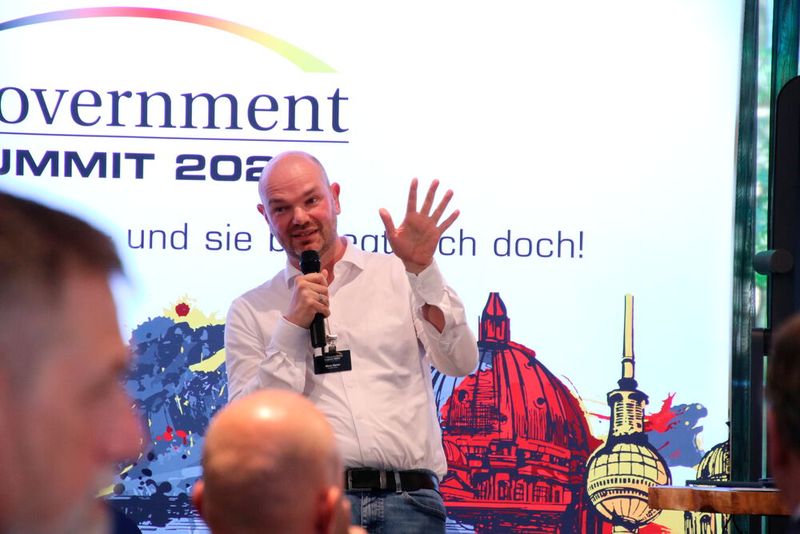 Von Best Practices lernen: Oliver Martin, Chief Information Officer und Product Owner bei DB Systel, sprach über die Erfahrungen bei der digitalen Transformation in föderalen Strukturen. (©Vogel IT-Akademie)