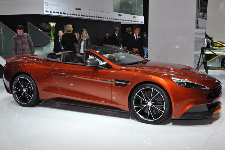 Aston Martin stellt dem Vanquish eine Cabrio-Version zur Seite. Der Volante kommt wie das Coupé mit einem 6-Liter-V12 mit 573 PS. Dank einer Kohlefaser-Verbund-Karosserie ist das Cabrio nur neun Kilogramm schwerer als die geschlossene Variante. (Foto: Wehner)