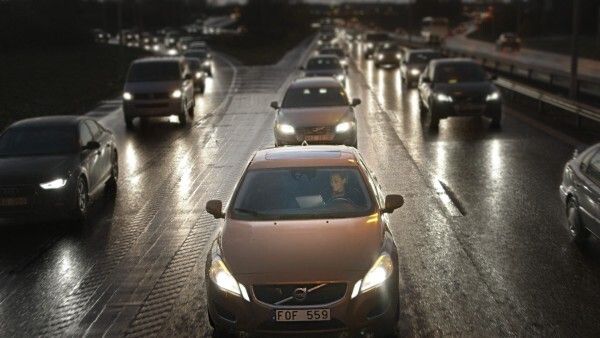 Autonomes Fahren wird die Einstellung zum Autofahren grundlegend ändern. So lassen sich in Zukunft Fahrten in einem Mix aus autonomem und aktivem Fahren gestalten, um die Zeit so besser nutzen zu können – etwa um über mobile Geräte wie Tablets und Smartphones zu kommunizieren oder einfach zu entspannen. Die Selbstfahrtechnik, die im Pilotprojekt eingesetzt wird, erlaubt es dem Fahrer, unter geeigneten Umständen das Fahren dem Auto zu überlassen. (Volvo)