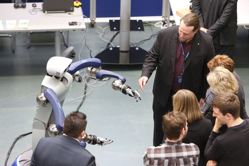 Der Assistenzroboter „HoLLiE” vom FZI Karlsruhe ist aus industrienahen Standardkomponenten konstruiert. (Bild: Schunk)
