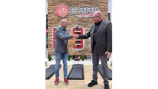 Ralf Eisele (r.) übergibt Ingo Grusa von Baak den Preis. (Bild: Baak)