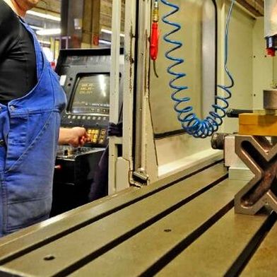 Nach dem ersten Halbjahr 2025 wird nun klar, wie stark manche Bereiche der Metall- und Elektroindustrie in Deutschland die schwächelnde Konjunktur trifft. Allein Bayern hat bisher rund 18.000 Jobs gestrichen ... (Bild: IHK)