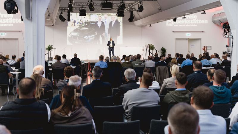 Der Saal ist gut gefüllt: Inhaber und Führungskräfte freier Werkstätten und Servicebetriebe verfolgen das Programm. (Bild: Stefan Bausewein)