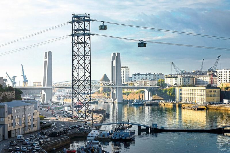 Grossgetriebe von SEW-Eurodrive bewegen die Pendelbahn in Brest. (Alfred Imhof)