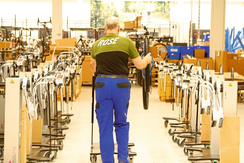 Die insgesamt 130 „Bike Promobil“ kommen bei allen sechs Montagelinien zum Einsatz. Auf ihnen bewegen sich die Räder durch die bis zu 15 Stationen der Fließfertigung. (Bild: Roemheld GmbH)